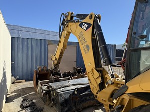 Tracteur sur pneus Cater.pillar 450F 2016, 4x4, chargeuse-pelleteuse, chargeuse frontale de 5 tonnes et pelle arrière, moteur de 90 CV, boîte de vitesses, pompe, occasion - Product Image 2