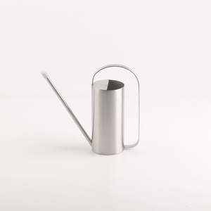 Regadera de metal de primera calidad, ideal para las tareas del jardín, que proporciona una liberación de agua equilibrada y un agarre ergonómico seguro. - Product Image 3