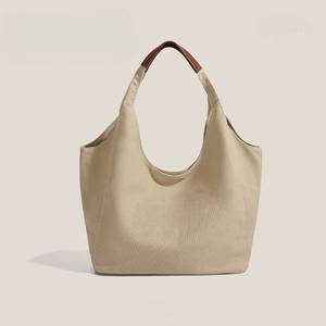 Sac fourre-tout en polyester imperméable de style nouveau avec fermeture à glissière, design léger et tendance pour un usage quotidien, fabriqué au Vietnam - Product Image 1