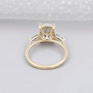 Anillo de Diamantes con Corte Cojín de 3 Piedras y Piedras Laterales en Forma de Cometa, Certificado por IGI, en Oro Amarillo - Product Image 5