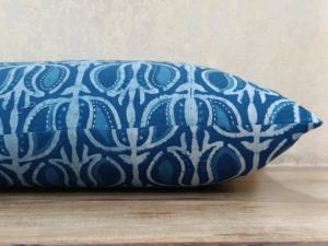 Funda de cojín rectangular de 35x55cm de algodón voile índigo 100% con estampado Kantha hecho a mano, estampado frontal y trasero, con cremallera en la parte posterior para el hogar. - Product Image 4