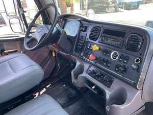 Camion plateau d'occasion 2016 108SD à trois essieux de 26 pieds - 350 CV, boîte automatique Allison RDS à 6 vitesses, prêt à être expédié porte-à-porte - Product Image 2