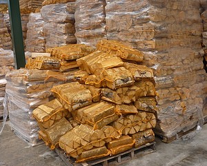 Bois de chauffage séché au four, bûches fendues prêtes à brûler pour les foyers extérieurs et les cheminées de jardin, 100% naturel - Product Image 6