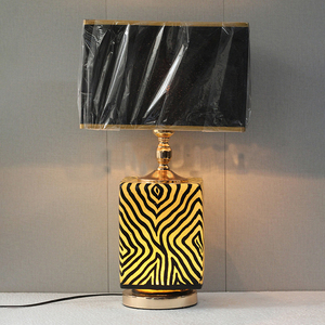 โคมไฟโต๊ะผิวอูฐทำด้วยมือสำหรับตกแต่งห้องนั่งเล่น - Product Image 1