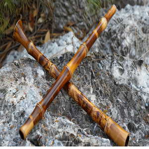 Flauta rústica de bambú con una pátina natural única y envoltura de cuerda de yute, ideal para una estética natural. - Product Image 5