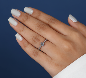 Bague de fiançailles en diamant de laboratoire taille émeraude 0,68 carat, VVS2, certifiée IGI, plaquée rhodium, or blanc 14 carats - Product Image 6