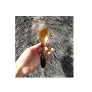 Soupe et cuillère en corne avec poignée de sculpture à la main pour cuillères de table au meilleur prix artisanat naturel - Product Image 1