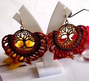 Boucles d'oreilles en macramé faites à la main en laiton plaqué or avec perles en forme d'arbre avec perle cadeau de Noël - Product Image 1