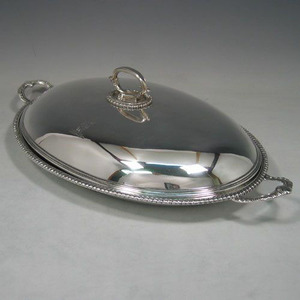 Plat de service en acier inoxydable pour une présentation élégante des aliments lors des rassemblements et des célébrations familiales - Product Image 1