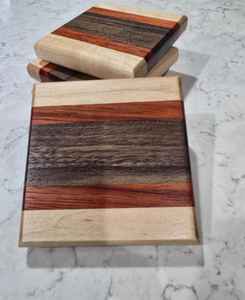 Sous-verres en noyer Les sous-verres en noyer élégants en bois de mangue naturel et d'acacia sont fabriqués et finis à la main - Product Image 2