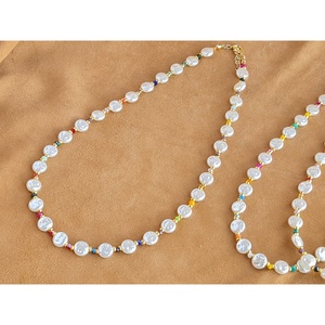 Collier élégant en perles d'eau douce plaqué or avec accents colorés, idéal pour la revente - Product Image 1
