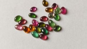 Lot en gros de pierres précieuses naturelles multi-tourmalines de qualité AAA, taillées en cabochon, ovales, 4mm-6mm, à dos plat - Product Image 2
