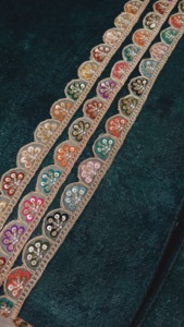 Tela de encaje bordado floral colorida vibrante y detallada con patrones intrincados, perfecta para la moda de alta gama - Product Image 2