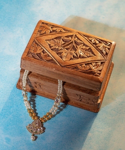 Boîte à bijoux en bois de noyer sculpté avec des feuilles chinoises sur le dessus organisateur cadeau unique pour homme et femme - Product Image 5