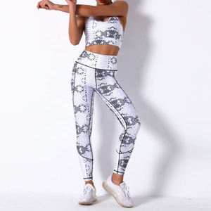 Ensemble de yoga pour femmes, jupe-short rouge, personnalisé, de haute qualité, sans couture, uni, 2 pièces, sans manches, taille élastique, vêtements de sport pour la salle de sport - Product Image 1