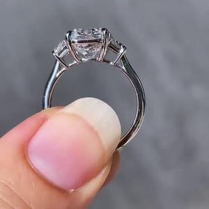 Bague à trois pierres en diamant de laboratoire certifié IGI 3,70 carats avec côtés trapézoïdaux et sertissage coussin, bijoux en diamant éthiques - Product Image 2