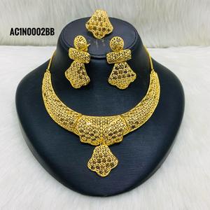 ชุดสร้อยคอสั้นทองเหลืองชุบทองดีไซเนอร์คลาสสิกชุดกล่องลายดอกไม้สายโซ่สำหรับงานแต่งงานงานครบรอบ - Product Image 1