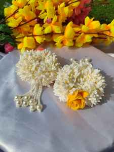 Gajra artisanal en jasmin et rose avec perles Latkan, style indien/pakistanais, pour mariages, Haldi, Mehndi, Sangeet, Nikah, Walima - Product Image 4