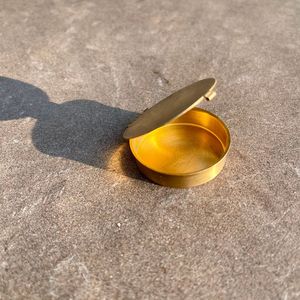 Boîte à bonbons en métal faite à la main élégante pour offrir des fruits secs et des chocolats Mithai avec une finition décorative de qualité supérieure - Product Image 3