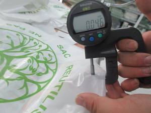 Sacs à soufflets latéraux en plastique HDPE haute résistance, grande capacité, poignée en forme de gilet, matériaux recyclés durables, pour les courses, la vente au détail et la vente en gros - Product Image 5