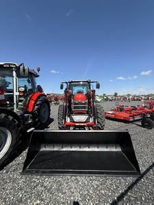 Tracteur Massey Ferguson 2024 4WD 5711 Machine polyvalente efficace et robuste avec moteur central et composants de boîte de vitesses - Product Image 4