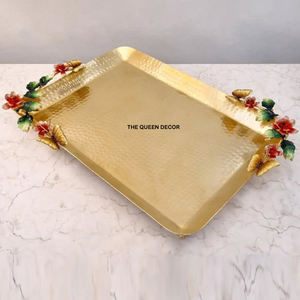 Elegante Bandeja Decorativa de Metal para Servir Alimentos en el Hogar, Forma Rectangular, Acabado Dorado Antiguo, Calidad Estándar - Product Image 1