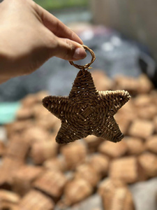 Ensemble d'ornements de Noël en osier de rotin artisanal du Vietnam pour la suspension d'arbre rustique et l'affichage de maison de vacances - Product Image 4