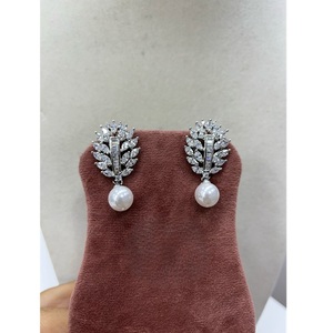 ต่างหูเงินชุบดีไซน์ทันสมัยประดับเพทายและมุกสำหรับผู้หญิงและเด็กผู้หญิง ของขวัญงานแต่งงานสุดหรู ของขวัญหมั้น ของขวัญวันครบรอบ ของขวัญสำหรับงานปาร์ตี้ - Product Image 1