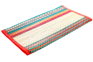 Alfombrillas tejidas ligeras y elegantes, alfombrilla de juncia de paja de algas marinas tejidas artesanales, alfombrilla tejida al por mayor a buen precio - Product Image 2