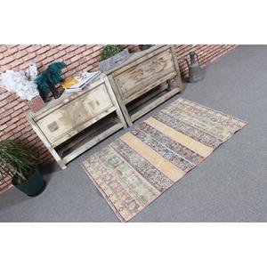 Tapis turc vintage, tapis de 2,8 x 4,3 pieds, tapis en laine à bordures jaunes et roses - Product Image 1