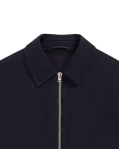 Veste classique en laine bleu marine à fermeture éclair avec col pointu et design minimaliste pour homme, vêtement d'extérieur décontracté d'hiver en bleu foncé - Product Image 4