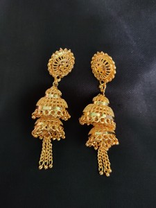 Boucles d'oreilles les plus bas prix serties de boucles d'oreilles Jhumka plaquées or 22CT bijoux pour femmes portées par les exportateurs indiens - Product Image 2