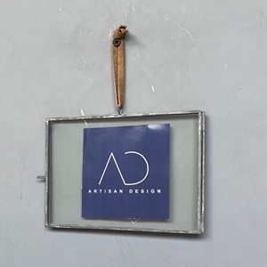 Cadre photo suspendu en fer et verre, design artisanal, rectangle horizontal, finition grise - Product Image 2