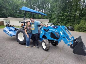 Cortacésped LS nuevo/usado con pala cargadora frontal y retroexcavadora - Product Image 2