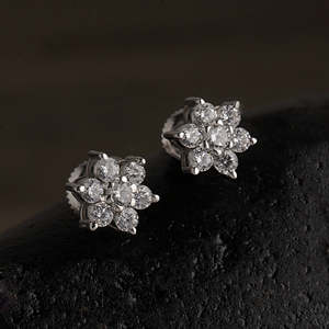 Boucles d'oreilles clous en forme de diamant floral pour femmes et filles en or rose - Product Image 2
