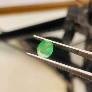 มรกตธรรมชาติ 2 เม็ด ทรงรี น้ำหนัก 2.70 กะรัต อัญมณีคุณภาพดี ประกายสวยงาม สีเขียวสวยงาม ขัดเงาอย่างสมบูรณ์แบบ เหมาะสำหรับทำเครื่องประดับทุกชนิด - Product Image 5