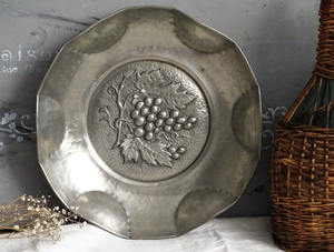 Plateau de service Offre Spéciale en métal brillant avec gaufrage géométrique adapté aux salles à manger modernes et aux réunions de vacances - Product Image 2