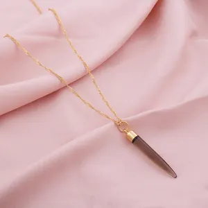 Collana da donna con ciondolo in pietra preziosa di quarzo fumé a forma di matita dal design semplice in ottone placcato oro giallo con catena a onde gioielleria raffinata