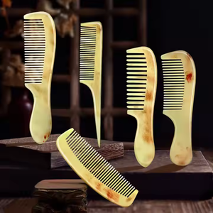 Peine de cuerno tradicional para el cuidado del cabello suave y sin enredos de Crescent Crafts - Product Image 2