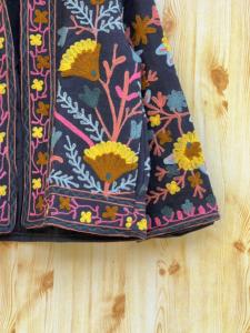 เสื้อแจ็คเก็ตฤดูหนาวลำลองสำหรับผู้หญิงอินเดีย สีน้ำเงินเข้ม ผ้าฝ้าย ปักลายซูซานีด้วยมือ ระบายอากาศได้ดี เป็นมิตรกับสิ่งแวดล้อม ตกแต่งด้วยกระดุม - Product Image 3