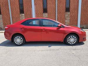 2017 para Toyota Corolla Sedán Automático Asientos de Cuero Interior Oscuro Cámara Trasera Tamaño de Neumático R16 Volante a la Derecha Gasolina/Eléctrico - Product Image 4