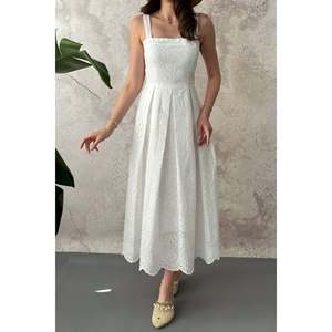 Robe blanche à bretelles brodée - Blanc - Product Image 4