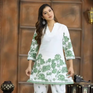 Conjunto de Kurti y Pantalón de Chinon con Estampado Digital para Mujer, Elegante Conjunto Floral Coordinado, Ropa Festiva Lista para Usar - Product Image 1