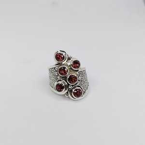 Bague en argent sterling 925 avec un design magnifique et plusieurs pierres grenats pour un usage quotidien et pour les occasions spéciales - Product Image 1