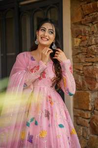 Vestido Anarkali Moderno de Excelente Calidad, Diseño Étnico para Fiestas, con Detalles Hechos a Mano, Disponible a Buen Precio - Product Image 2