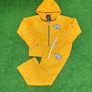 Chándal cortavientos de nailon con botón lateral personalizado OEM y ODM logotipo DTF conjunto de chaqueta y pantalón con cremallera de 2 piezas chándal cortavientos para hombre - Product Image 1