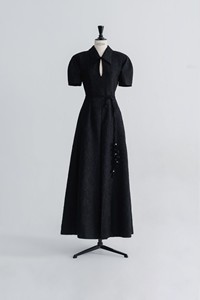 ชุดเดรสมิดิซาตินสีขาวสำหรับผู้หญิงชุดเดรสแขนพองทรงเอเงาผ้าคุณภาพสูงสวยหวานแบบผ่าด้านหน้าของเวียดนาม - Product Image 2