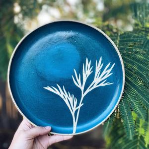 Assiette à dîner artisanale en céramique Midnight Bloom, bordure faite à la main, design botanique unique, glaçure durable pour un style de table distinctif - Product Image 3