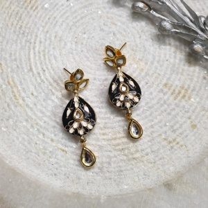 Pendientes colgantes Kundan de esmalte negro para mujer, joyería de boda india tradicional, acabado dorado ligero, diseño de pendientes para fiesta - Product Image 4