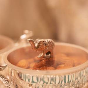 Juego de 2 Cuencos para Frutos Secos con Diseño Oriental, Hechos a Mano, Plateados, con Forma de Elefante y Pavo Real, con Bandeja Redonda Pulida - Product Image 2